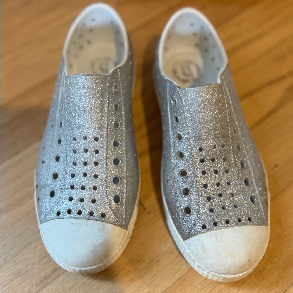 Native Kids Water Shoes in Silver and White (J2)